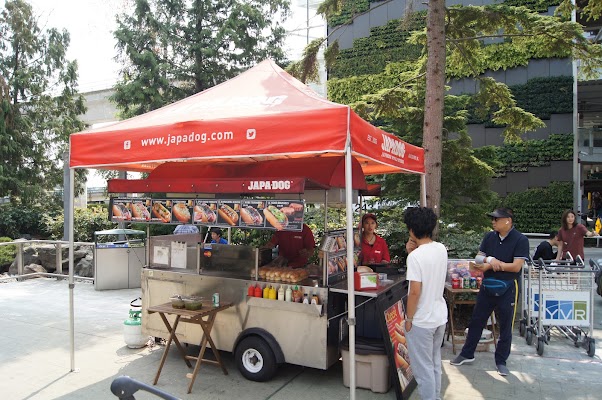 japadog-vancouver-international-airport